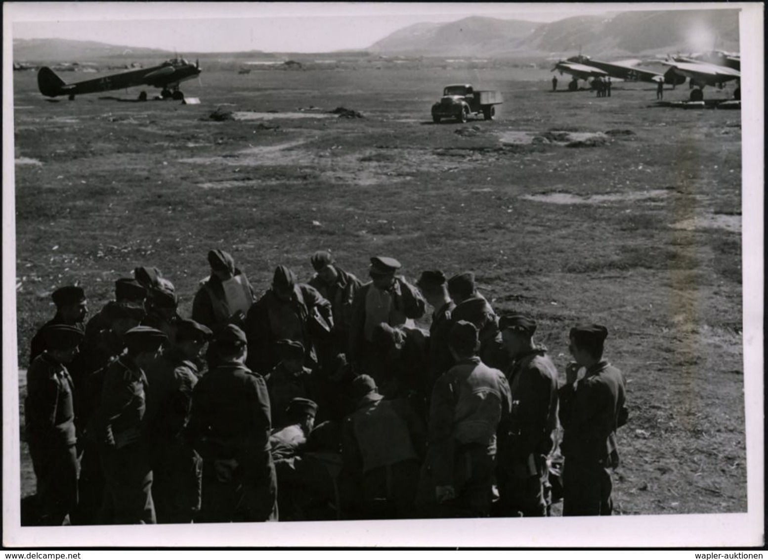 DEUTSCHES REICH 1941 (Juli) Orig. S/w.-Presse-Foto: Feldflughafen Banak , Sowjet. Tundra Mit Junkers Ju 88 (Format 18 X  - Vliegtuigen