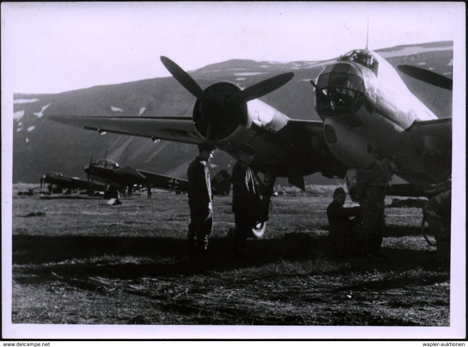 DEUTSCHES REICH 1941 (Juli) Orig. S/w.-Presse-Foto: Feldflughafen Banak, Sowjt. Tundra M. Junkers Ju 88 (Format 18 X 13  - Flugzeuge