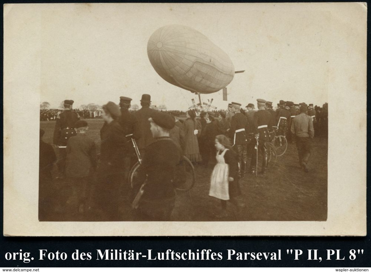 DEUTSCHES REICH 1910 Monochrome Foto-Ak.: Parseval-Militär-Luftschiff Typ P II/PL 8 (umgeben Von Publikum U. Soldaten) U - Zeppelin