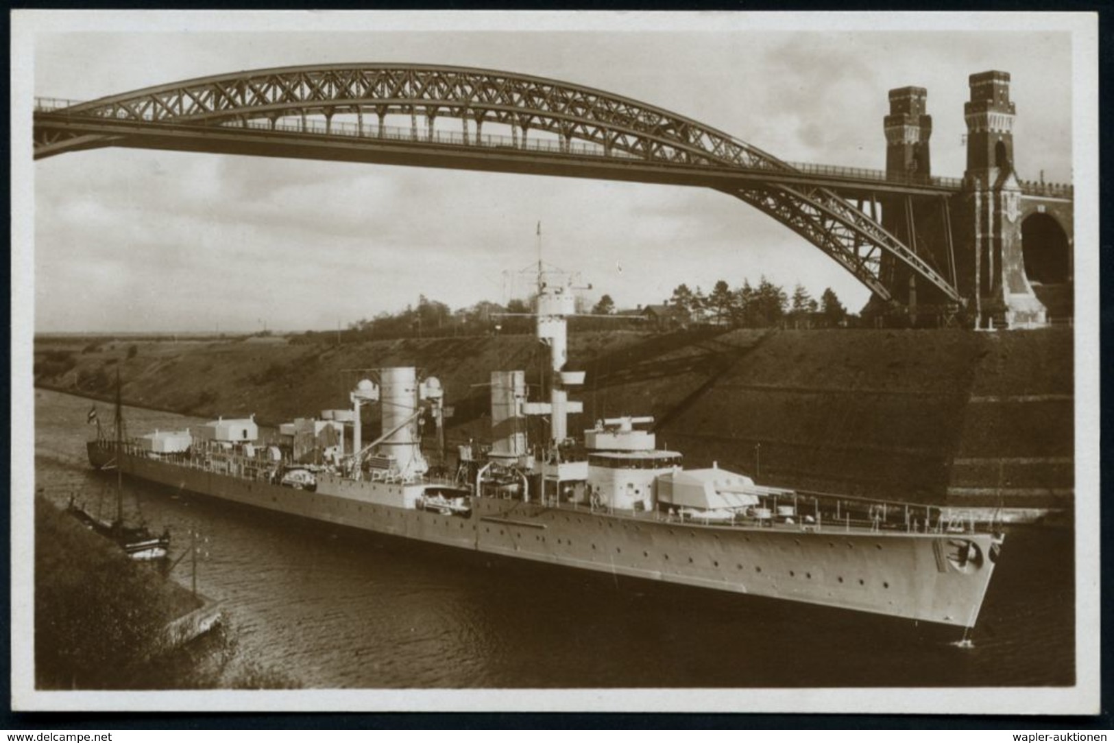 Kiel 1930 (ca.) S/w.-Foto-Ak.: Leichter Kreuzer "Karlsruhe" In Nord-Ostsee-Kanal, Reklame-Ak. Der Werft "Deutsche Werke" - Maritiem