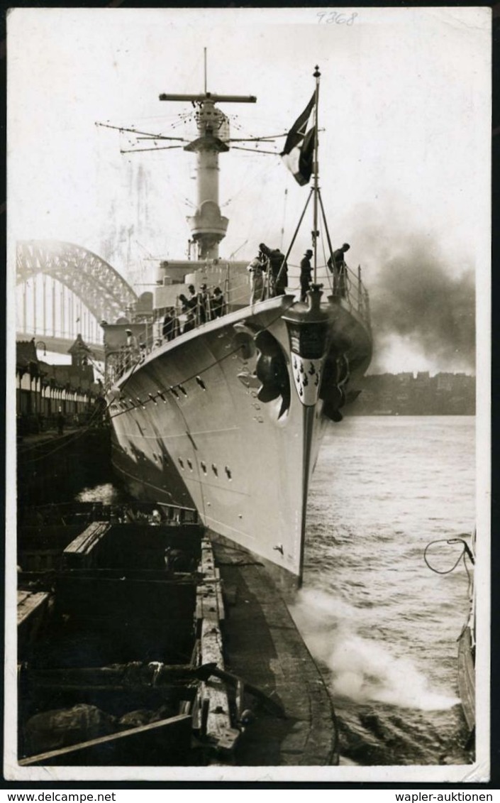 AUSTRALIEN /  DEUTSCHES REICH 1933 (25.6.) S/w.-Foto-Ak.: Kleiner Kreuzer "Köln" Im Hafen Von Sidney , EF 2 C. Freimarke - Marítimo