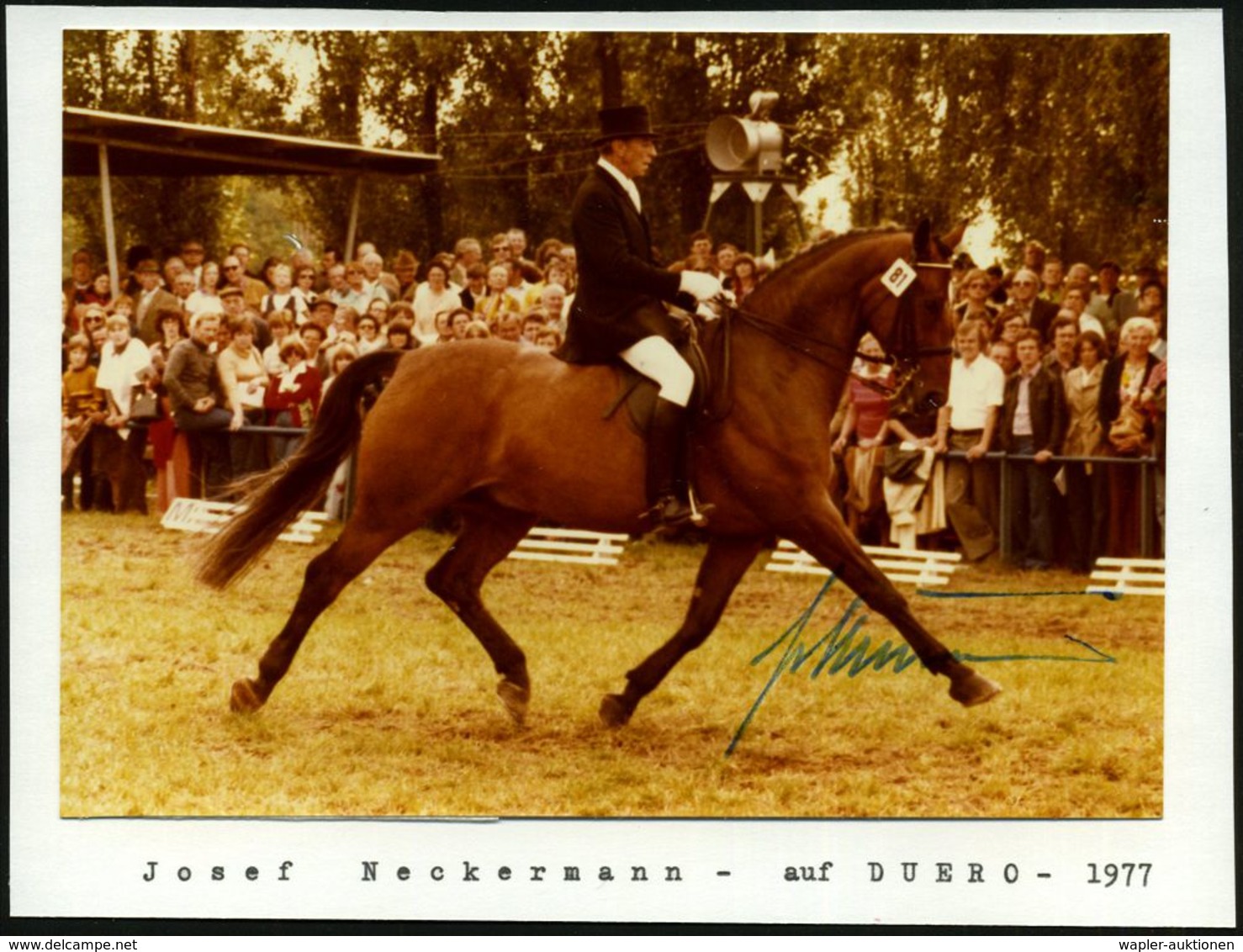 B.R.D. 1977 Color-Foto Josef Neckermann (1912-1992) + Orig. Autogramm "Neckermann" , Dressurreiten (2x Goldmedaille Dres - Reitsport