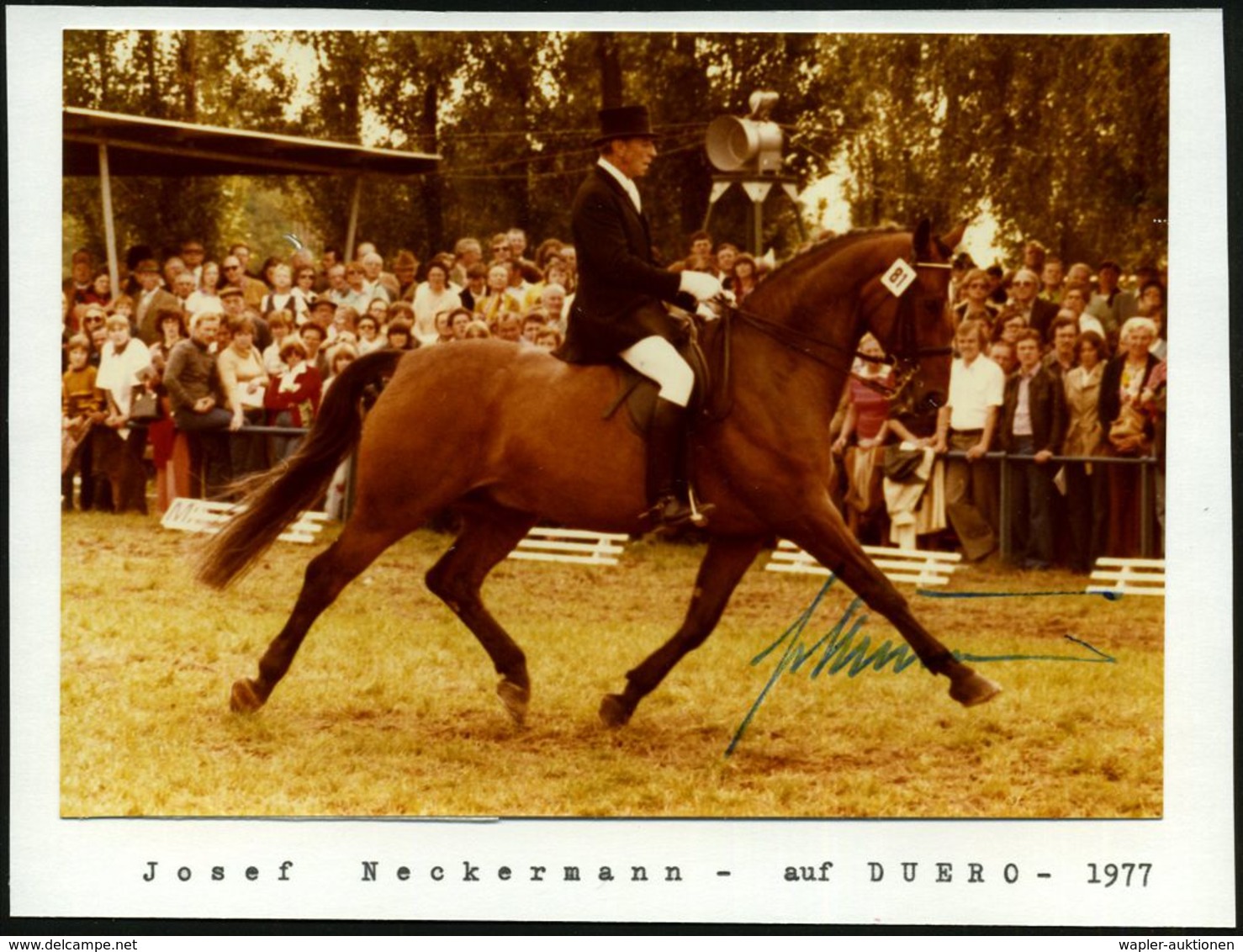 B.R.D. 1977 Color-Foto Josef Neckermann (1912-1992) + Orig. Autogramm "Neckermann" , Dressurreiten (2x Goldmedaille Dres - Ippica