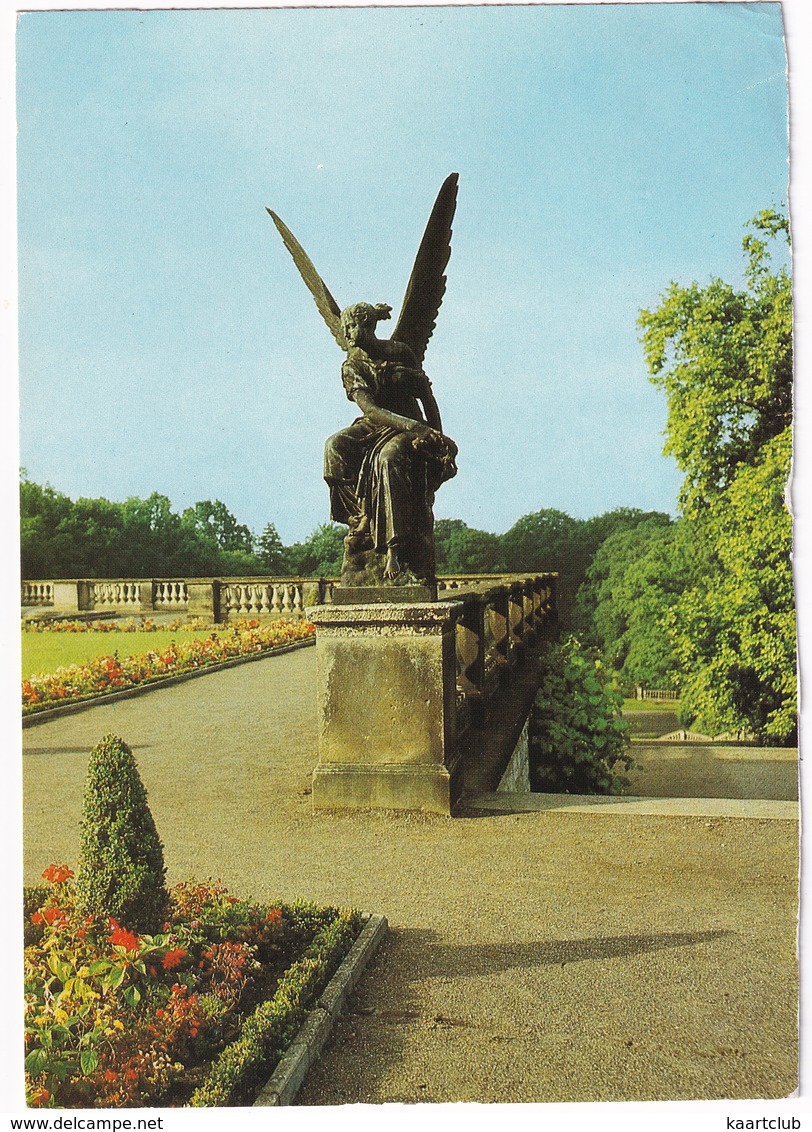 Potsdam - Sanssouci: Kranzwerfende Viktoria Auf Der Brüstung Der Oberen Orangerie-Terrasse. 1846 - (DDR) - Potsdam