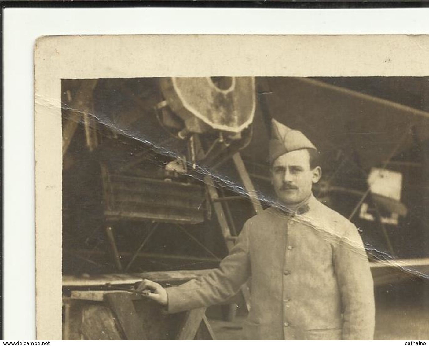 MILITARIA . PHOTO D UN SOLDAT AVEC BANDE MOLLETIERE DEVANT UN AVION ( Pli Coin) - Autres & Non Classés