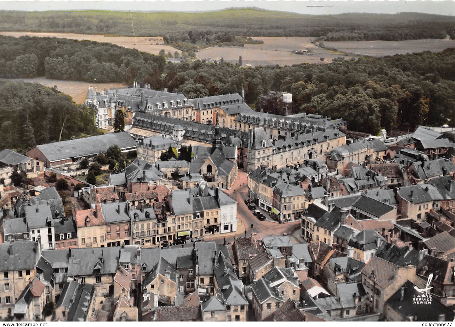 02-VILLERS-COTTERETS- PLACE DU DOCTEUR MOUFLIER L'EGLISE ET LE CHATEAU FRANCOIS 1er  VUE DU CIEL - Villers Cotterets