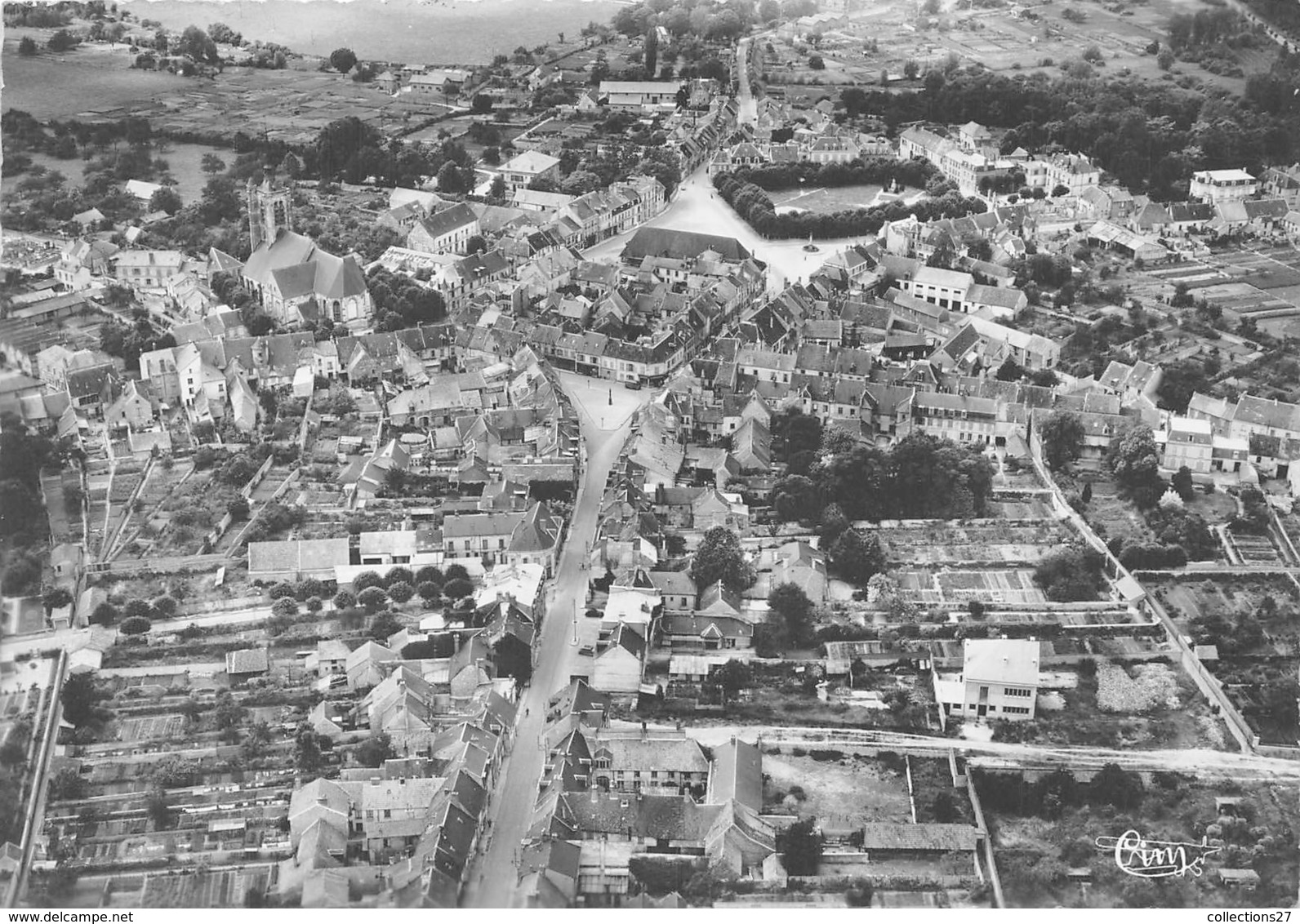 02-FERE-EN-TARDENOIS- PLACE DE LA REPUBLIQUE , L'EGLISE , GRANDE RUE , VUE AERIENNE - Fere En Tardenois