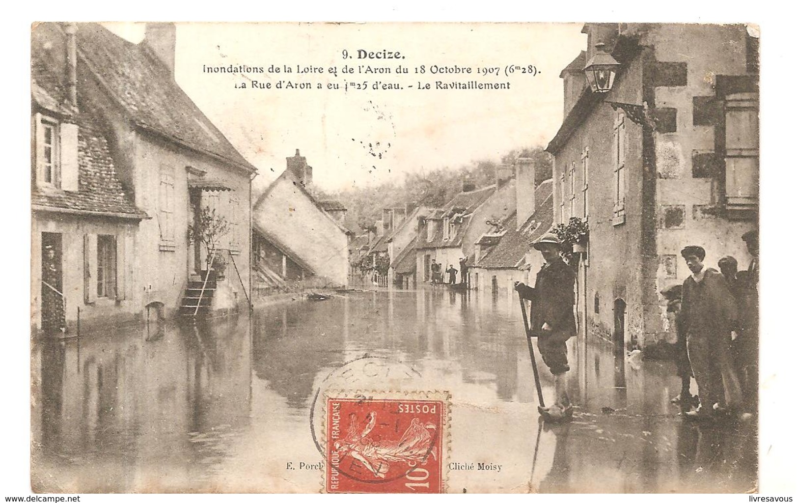 CPA Décize (58) Inondations De La Loire Et De L'Aron Du 18 Octobre 1907 (6,28m) La Rue D'Aron Et Le Ravitaillement - Decize