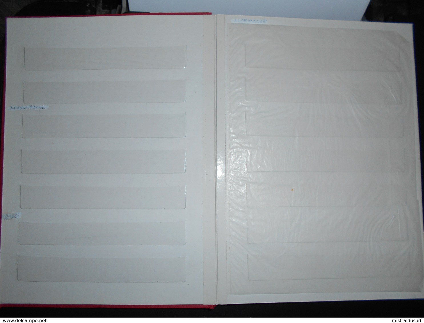 Album, Petit Classeur D Occasion  Fond Blanc 8 Pages Environ 500 Grammes - Petit Format, Fond Blanc