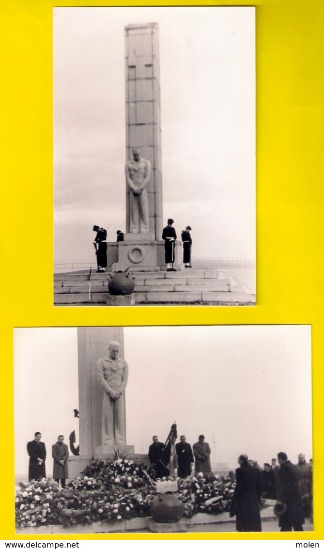 2 Foto S MONUMENT DER ZEELIEDEN Met Zeemijn OOSTENDE Marine Visser Visserij Zeemacht Geschiedenis Heemkunde PHOTO 3363 - Oostende