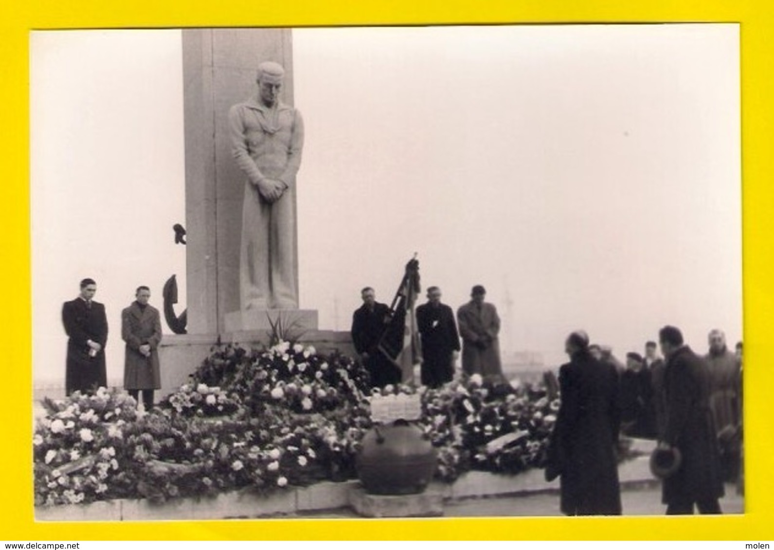 2 Foto S MONUMENT DER ZEELIEDEN Met Zeemijn OOSTENDE Marine Visser Visserij Zeemacht Geschiedenis Heemkunde PHOTO 3363 - Oostende