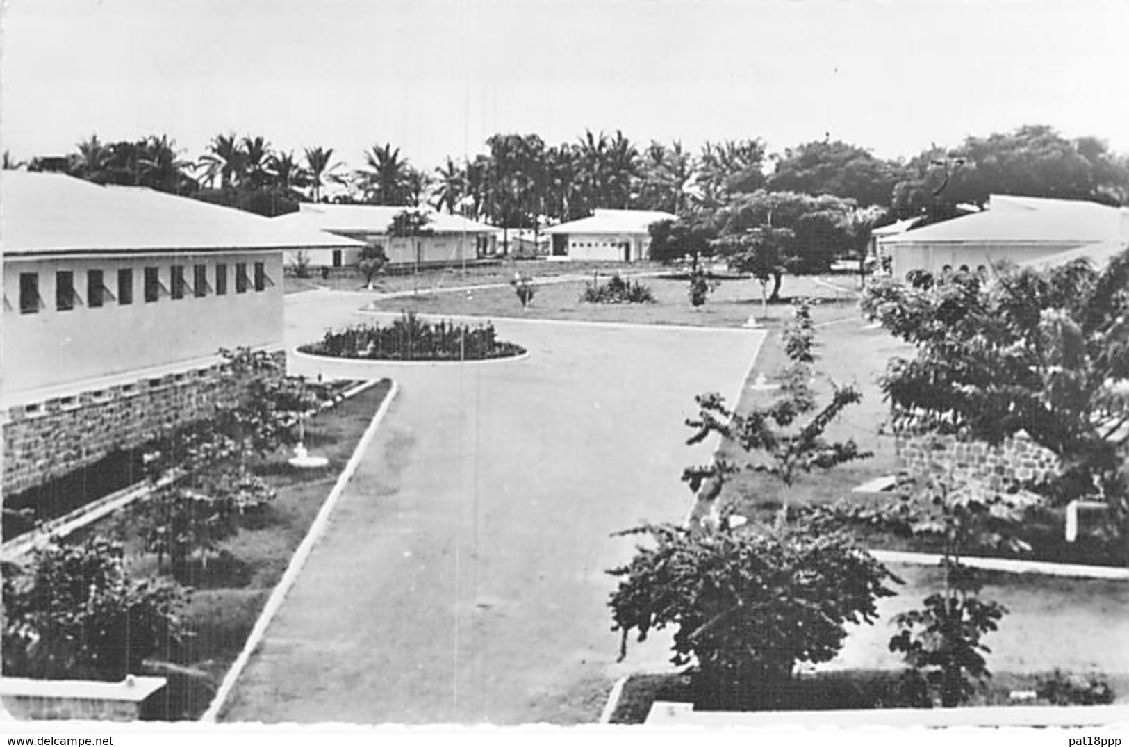 AFRIQUE NOIRE - CONGO - BRAZZAVILLE : L'HOTEL Des RELAIS AERIENS - CPSM Dentelée Format CPA - Black Africa - Brazzaville