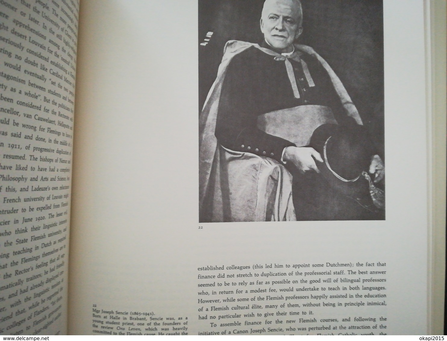 LIVRE HISTOIRE GRAND FORMAT EN ANGLAIS SUR L UNIVERSITÉ DE LOUVAIN THE UNIVERSITY OF LOUVAIN 1425  -  1975