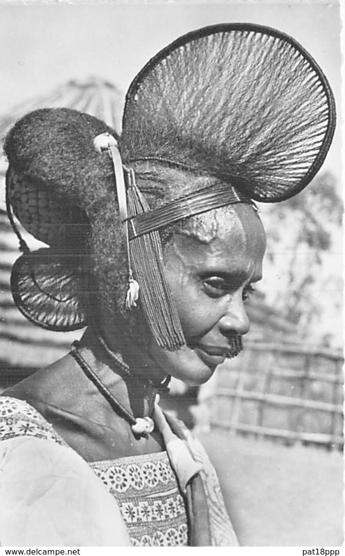 AFRIQUE Noire ( Femmes ) Ex AOF - Coiffure En Cimier - Jolie CPSM Dentelée Noir Et Blanc Format CPA - - Non Classés