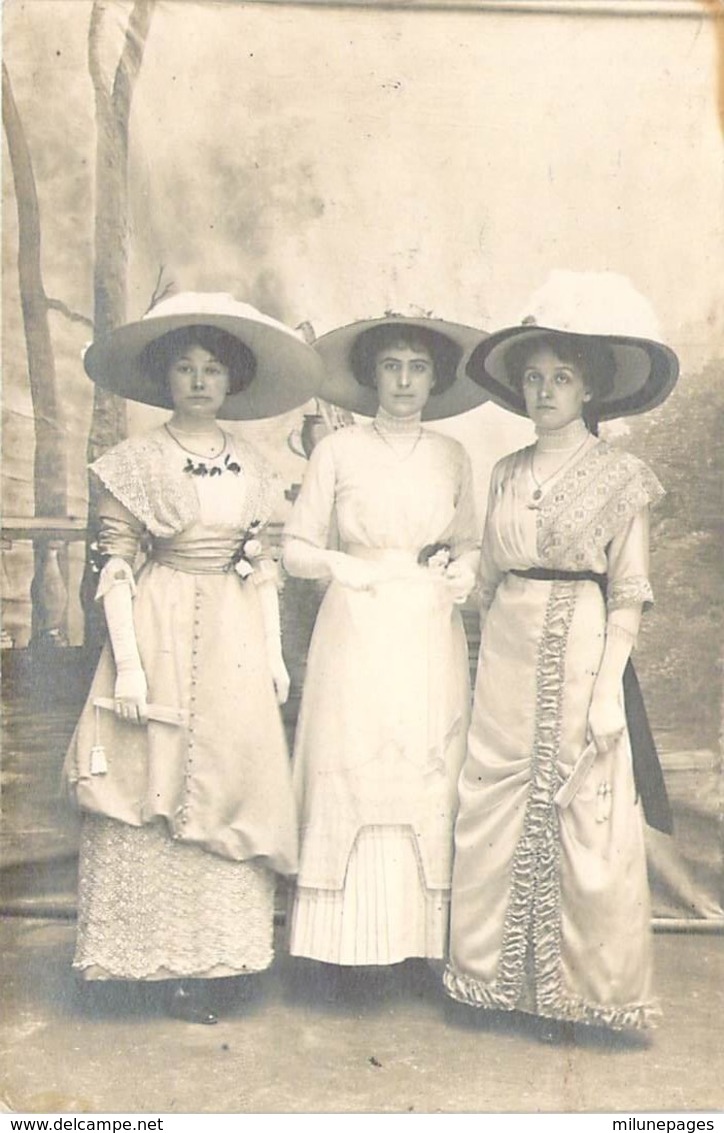 Très Belle Carte Photo De 3 Jeunes Femmes En Superbe Tenue De Sortie Robes Et Chapeaux Extravagants - Moda