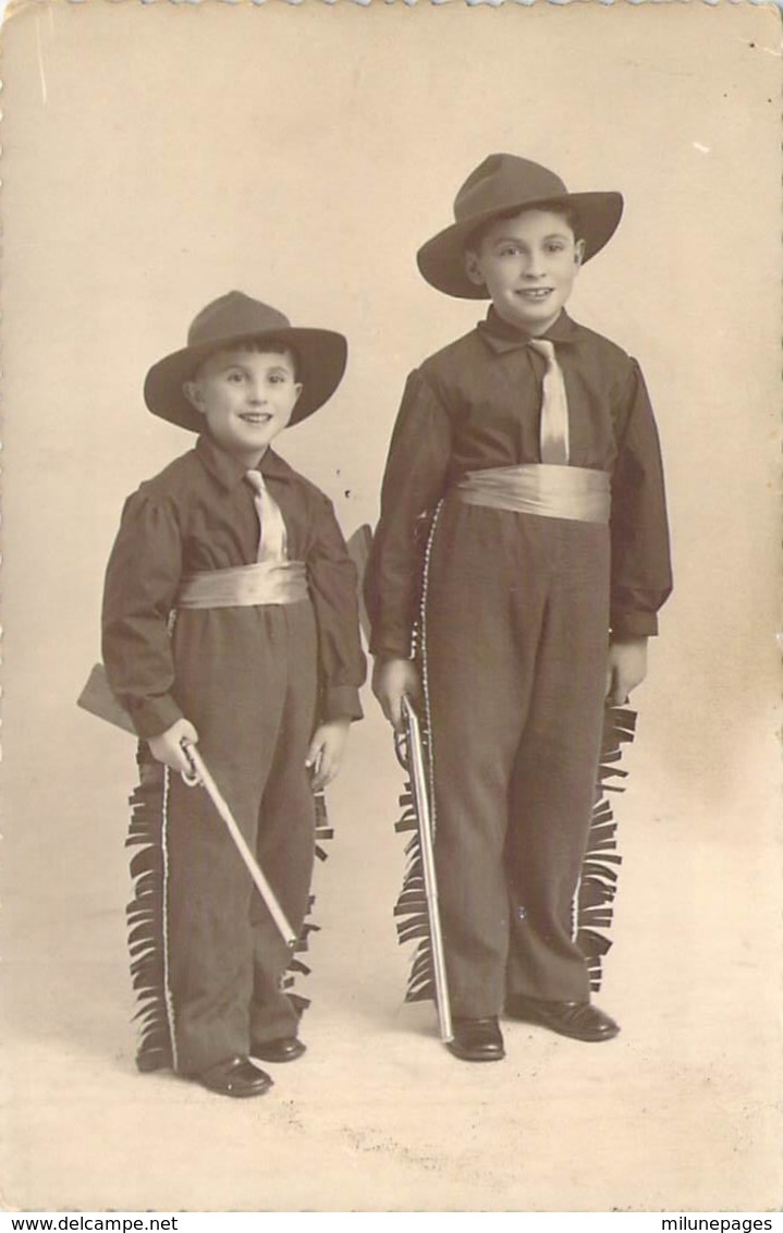 Belle Photo Format Carte Postale 2 Jeunes Garçons Déguisés En Cow-Boy Fusil Et Pantalon à Franges - Personnes Anonymes