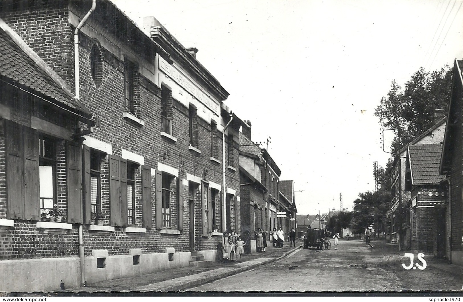 PAS DE CALAIS - 62 - BERTINCOURT - CPSM PF NB - Gendarmerie Et Rue G. Clémenceau - Bertincourt