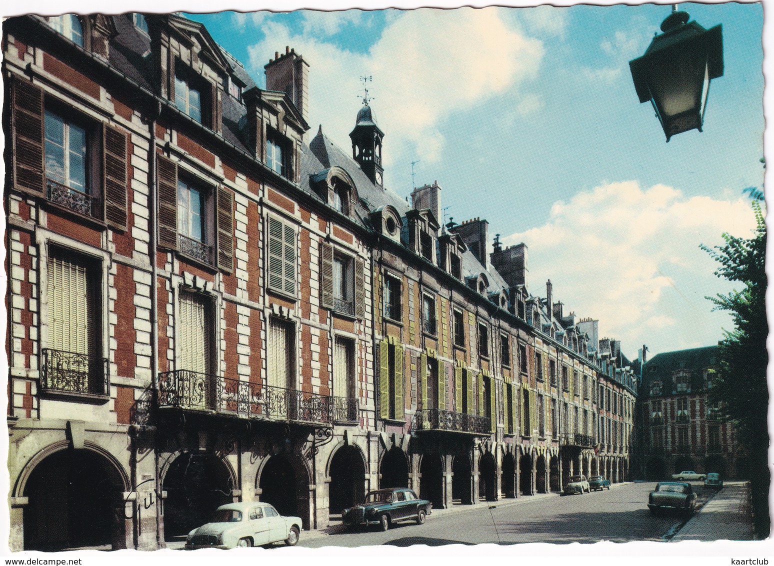 Paris: RENAULT DAUPHINE, MERCEDES 219 '59, PLYMOUTH FURY, CITROËN 2CV - Quartier Du Marais, La Place Des Vosges - Toerisme