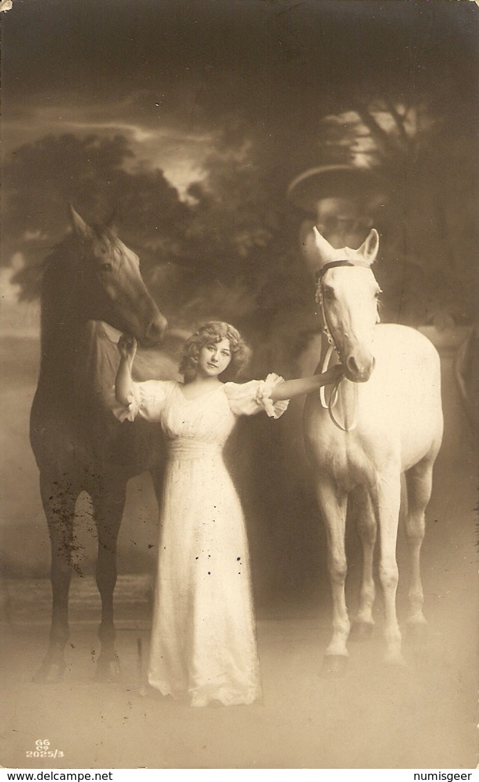 Jeune Femme   Tenant Deux Chevaux - Femmes