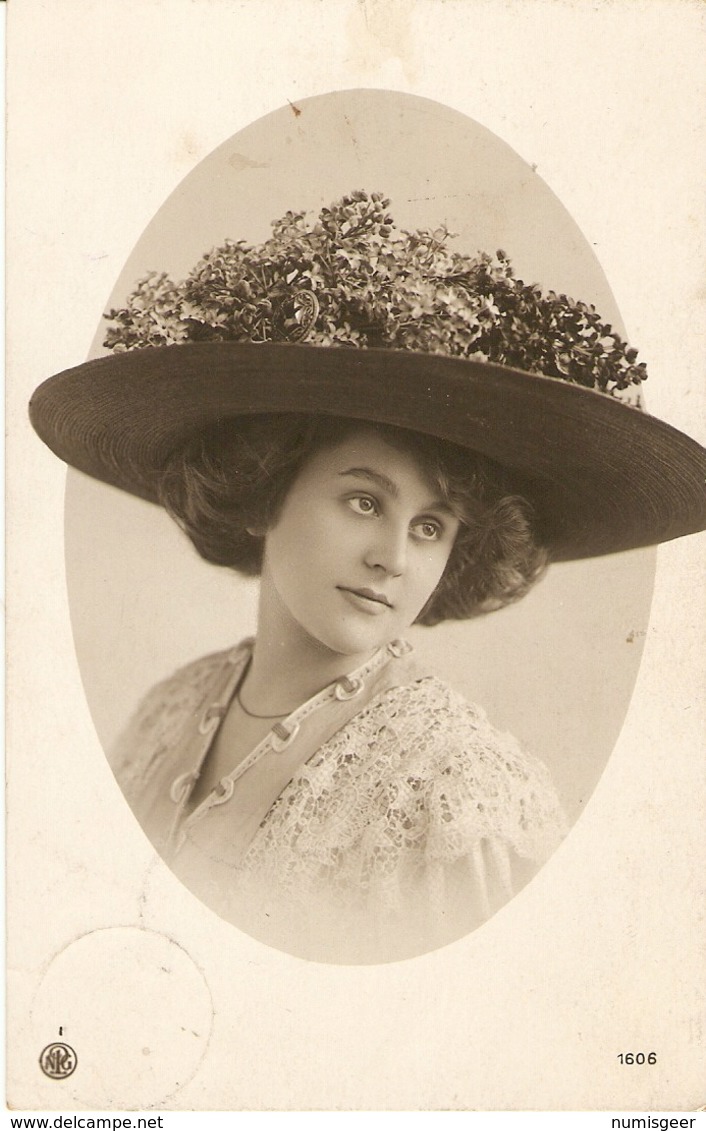 Jeune Femme  Avec Chapeau Des Années 1910 - Femmes