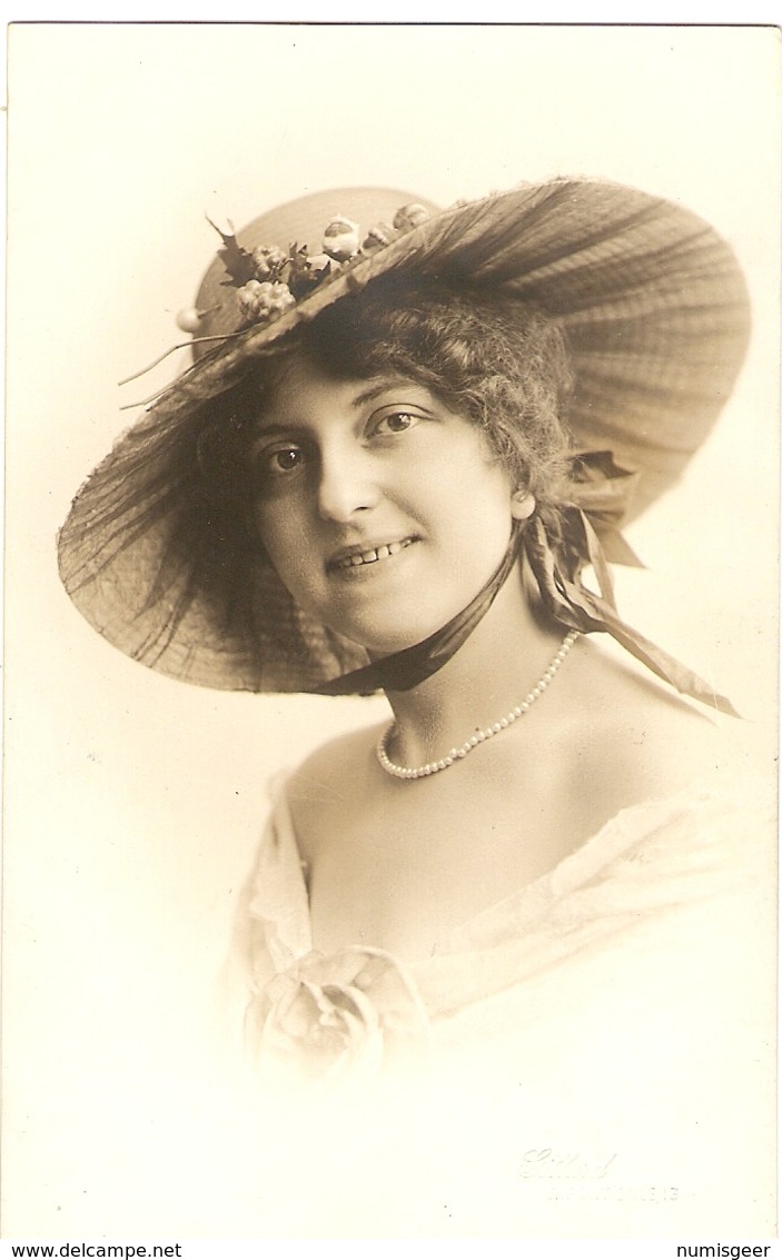 Jeune Femme  Avec Chapeau Et Collier à Perles - Femmes