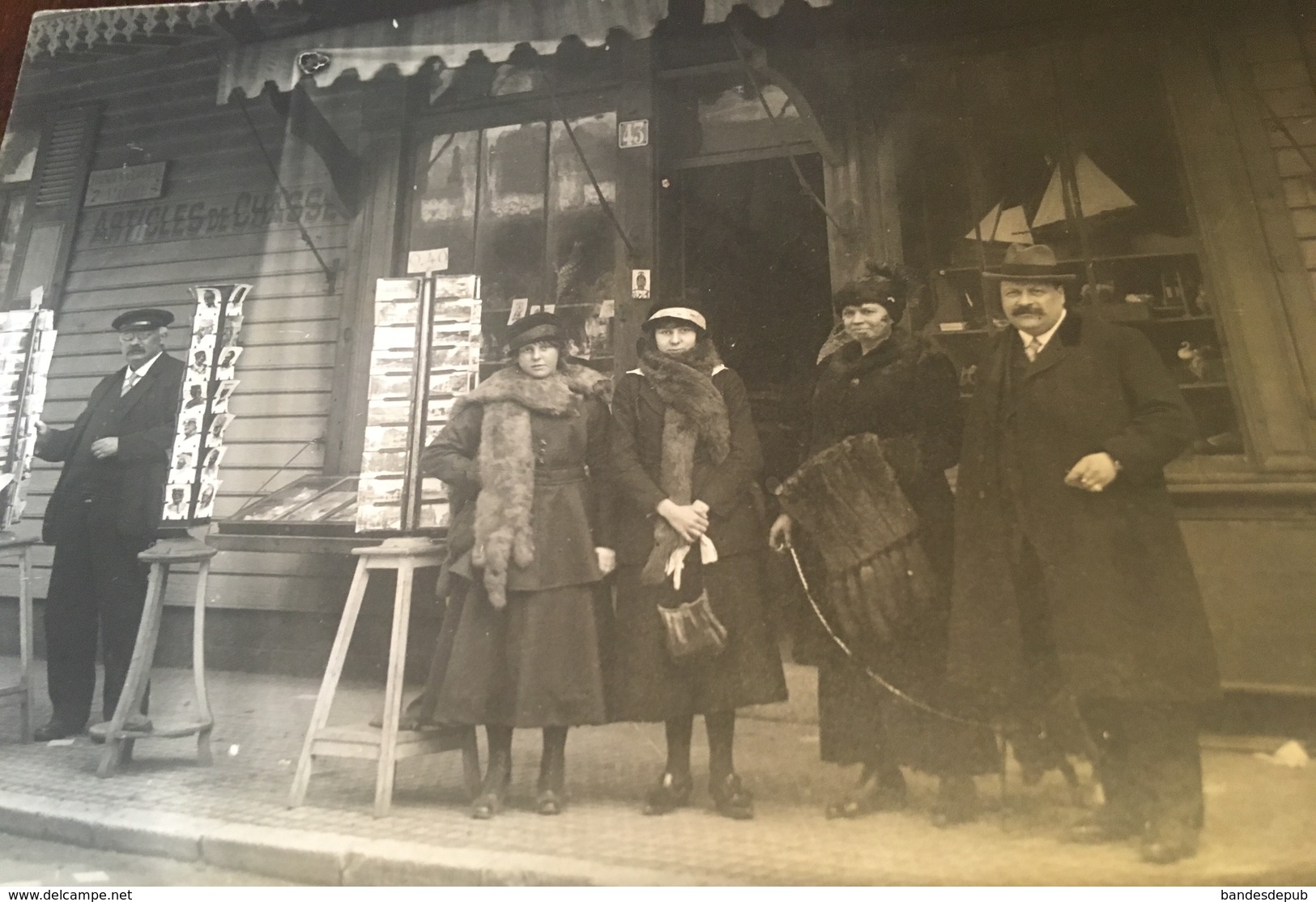 Etaples Sur Mer Rare Carte Photo Magasin Façade LA MENAGERE Animée Vendue Avec Photo Ferblantier Duhamel Cousin - Etaples