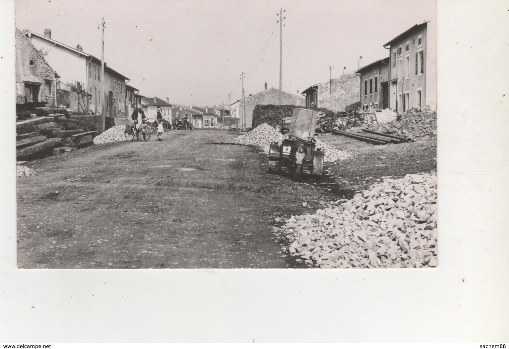 CPA..DOMJEVIN.UNE RUE DU VILLAGE.JOLI PLAN. - Autres & Non Classés