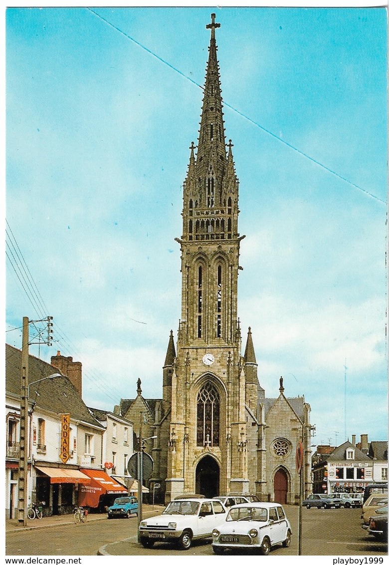 35 - LA GUERCHE DE BRETAGNE - L'Église - Rue Notre Dame - Plusieurs Anciennes Voitures - Cpm - Vierge - - La Guerche-de-Bretagne