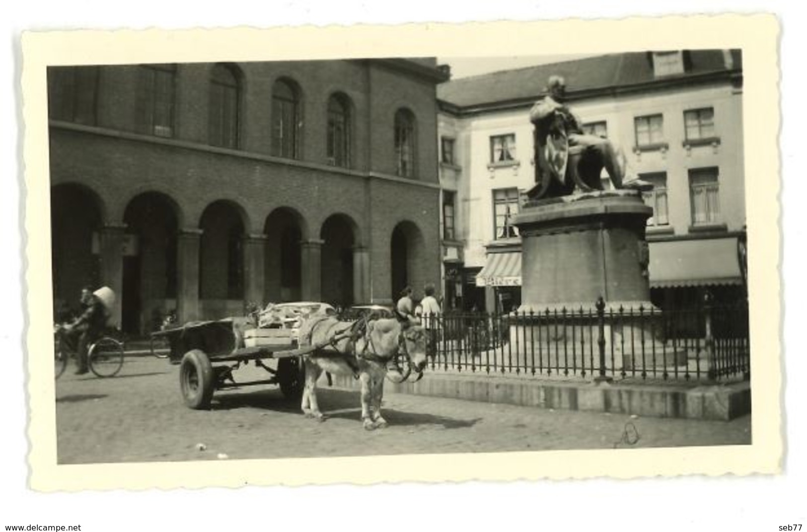 ATH : Grand-Place (attelage, âne, Statue Eugène Defacqz) - Places