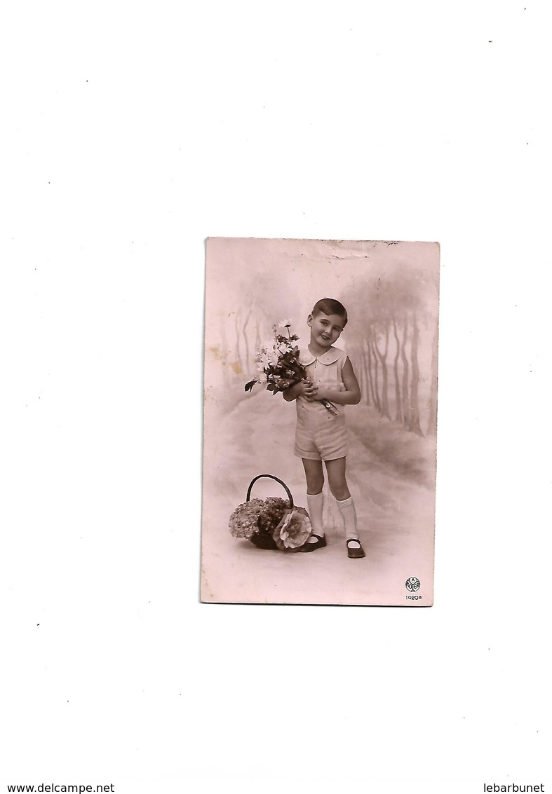 Carte   Postale Ancienne Enfant Avec Bouquet De Fleurs Dans Les Bras - Autres & Non Classés