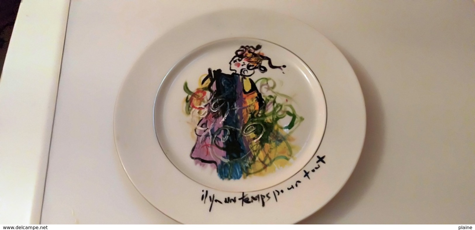 ASSIETTE DÉCORATIVE EN PORCELAINE HOTESSE " IL Y A UN TEMPS POUR TOUT "- DESSIN FAIT MAIN - Plats