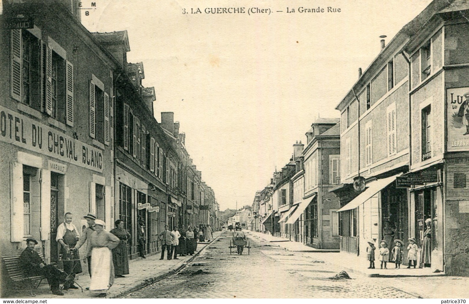 LA GUERCHE SUR L'AUBOIS - La Grande Rue Animation Devant L'Hôtel Du Cheval Blanc - La Guerche Sur L'Aubois