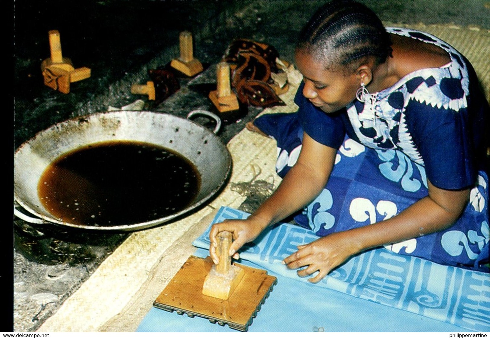 Afrique En Couleurs : Artisant - Coloration Des Pagnes - Non Classés