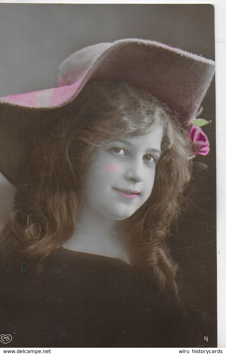 AK 0240  Fesche Dame Mit Hut Und Rose Im Haar Um 1910 - Frauen