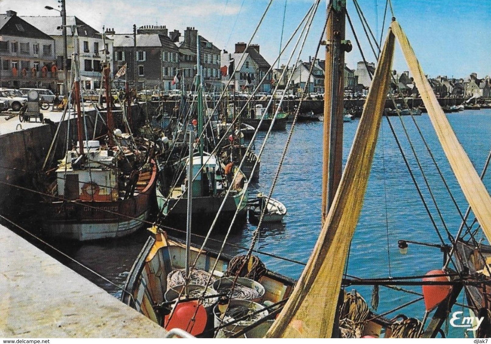 50 Saint Vaast La Houque Le Port (2 Scans) - Saint Vaast La Hougue