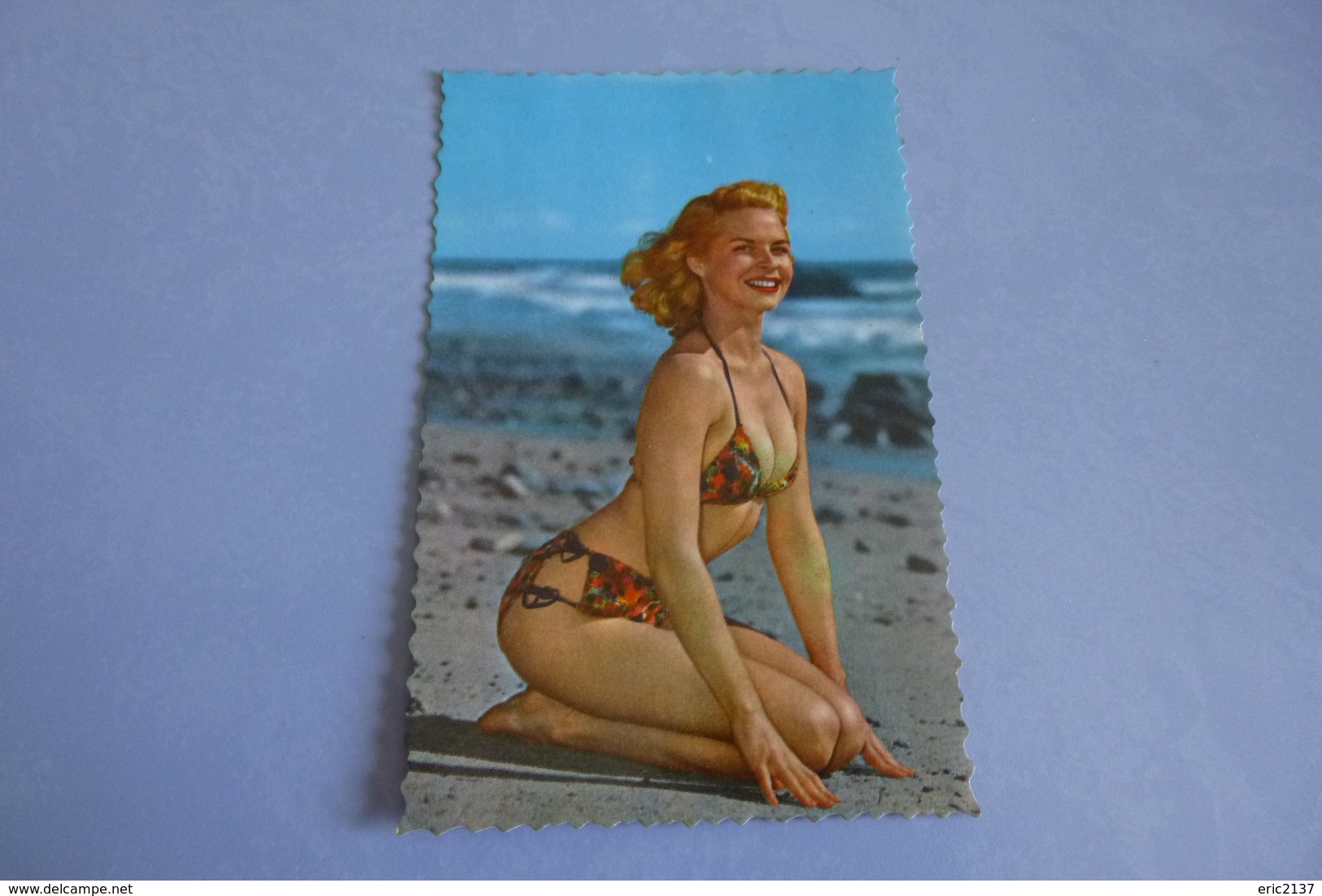 BELLE FEMME SEXY ....SOURIANTE ....EN MAILLOT DE BAIN SUR UNE PLAGE - Pin-Ups