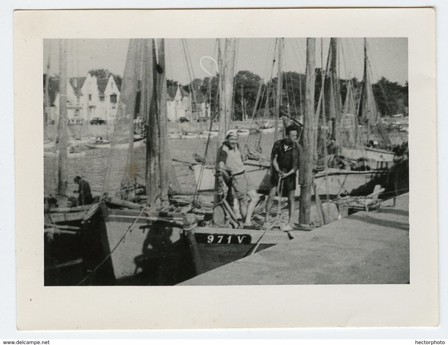 Bateau Port Voile Voilier Pêche Bretagne ? à Situer Identifier - Bateaux