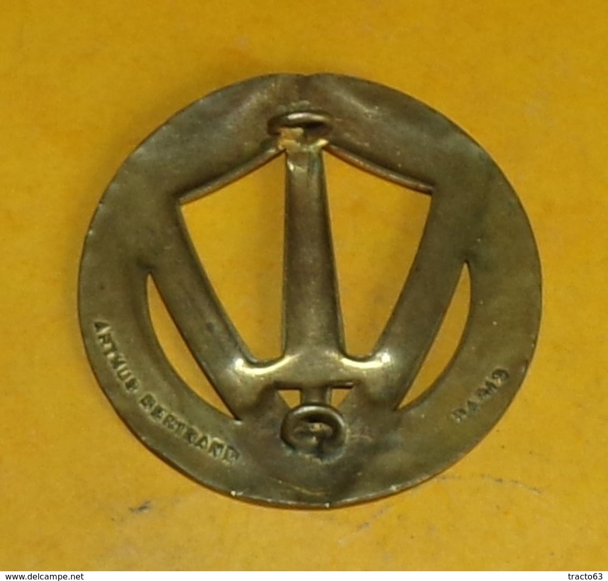 INSIGNE DE BERET , FABRICANT ARTHUS BERTRAND PARIS ,HOMOLOGATION SANS,  BON ETAT VOIR PHOTO  . POUR TOUT RENSEIGNEMENT M - Armée De Terre