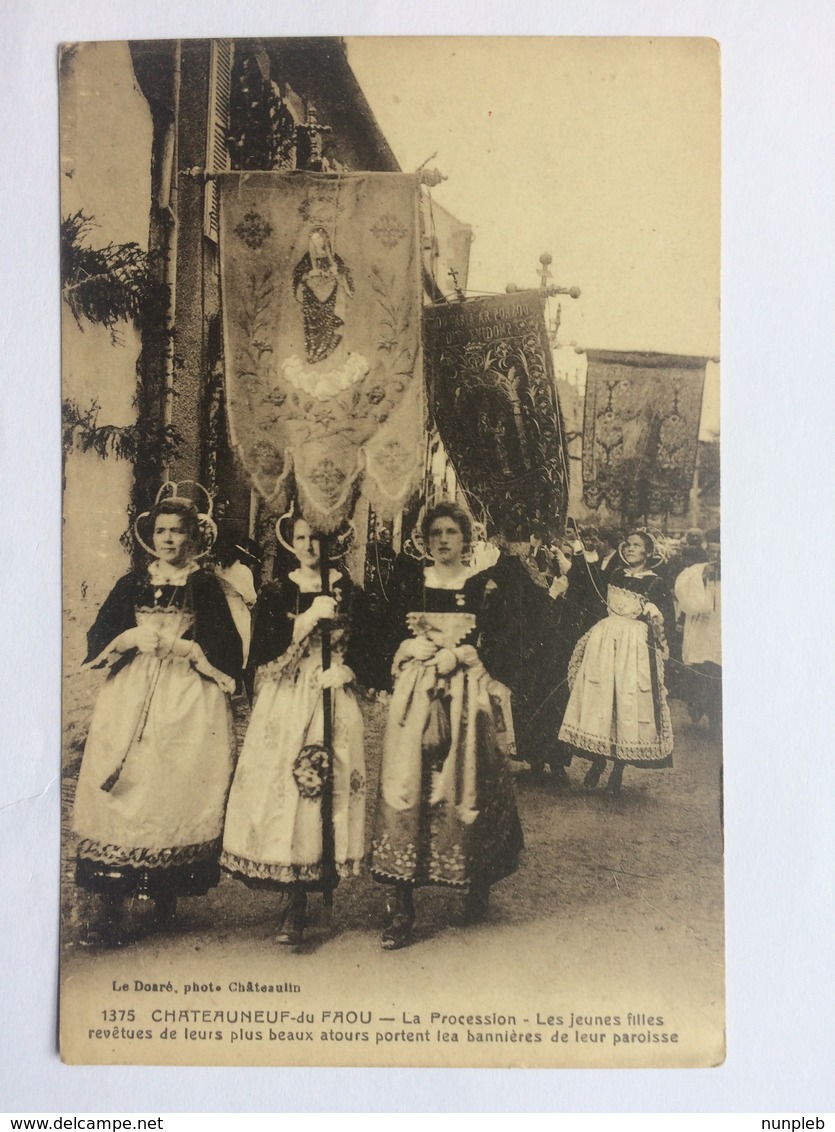 CHATEAUNEUF Du FAOU - La Procession  - Les Jeunes Filles Revetures De Leurs Plus Beaux Atours Portent Lea Bannieres De L - Châteauneuf-du-Faou