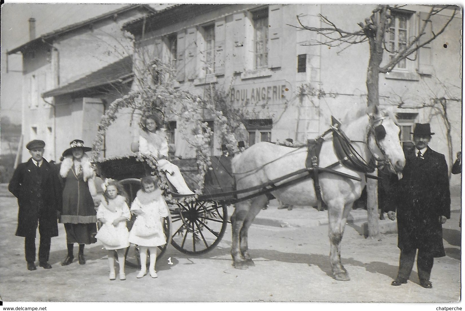 CARTE PHOTO DROME ?? ARDÈCHE ?? LIEU A IDENTIFIER ATTELAGE CHEVAL CHARRETTE DÉCORÉE CARNAVAL ?? BOULANGERIE - Photographs