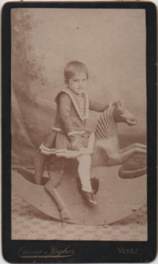 Fotografia Su Cartoncino Cm. 6,5 X 10,5 Con Bambino Su Cavallo A Dondolo. Fotografia Licene E Fagher Venezia - Personnes Anonymes