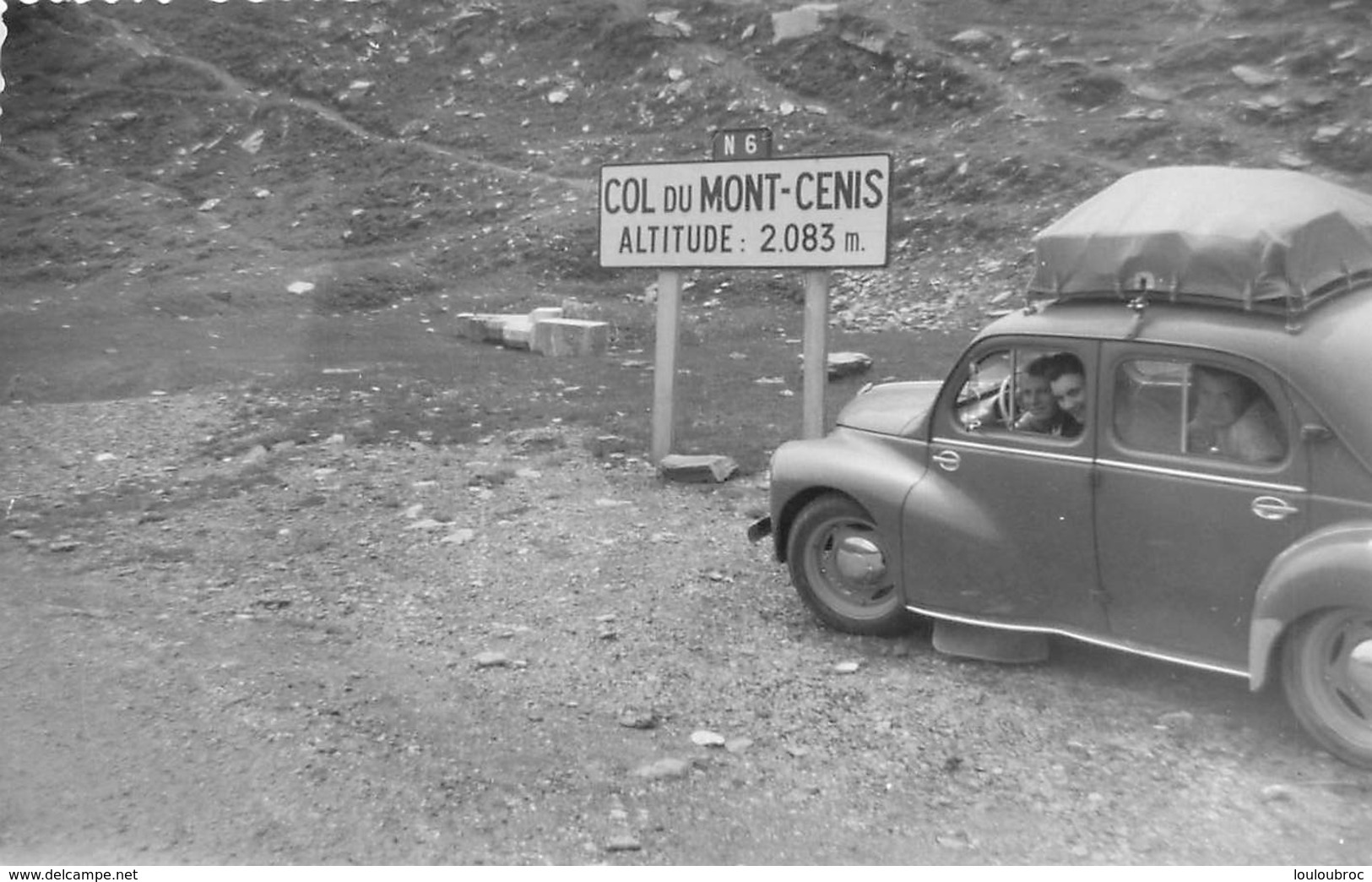 COL DU MONT CENIS AVEC RENAULT 4CV  PHOTO ORIGINALE FORMAT 11.50 X 8 CM - Lieux