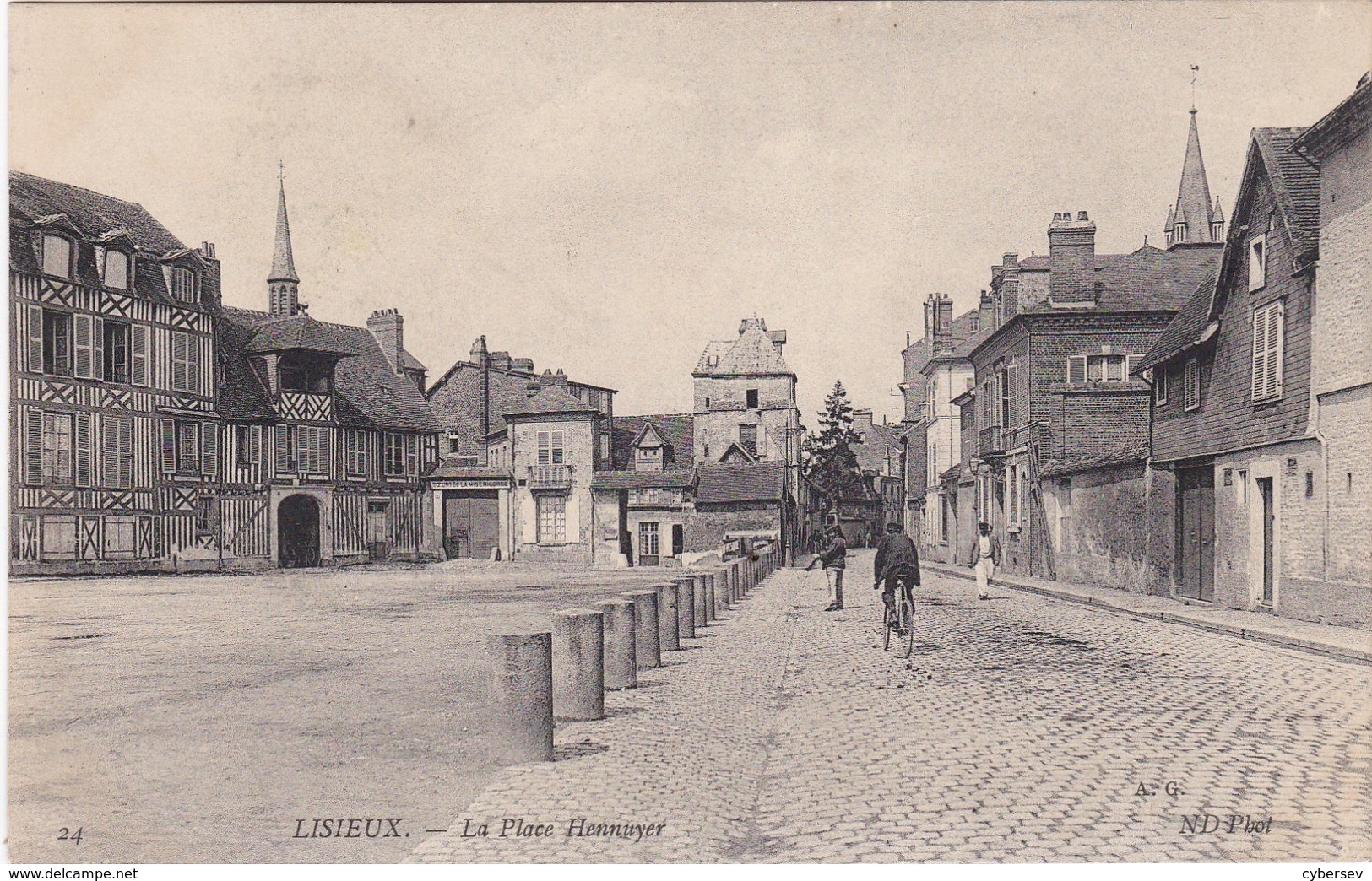 LISIEUX - La Place Hennuyer - Cycliste - TBE - Lisieux