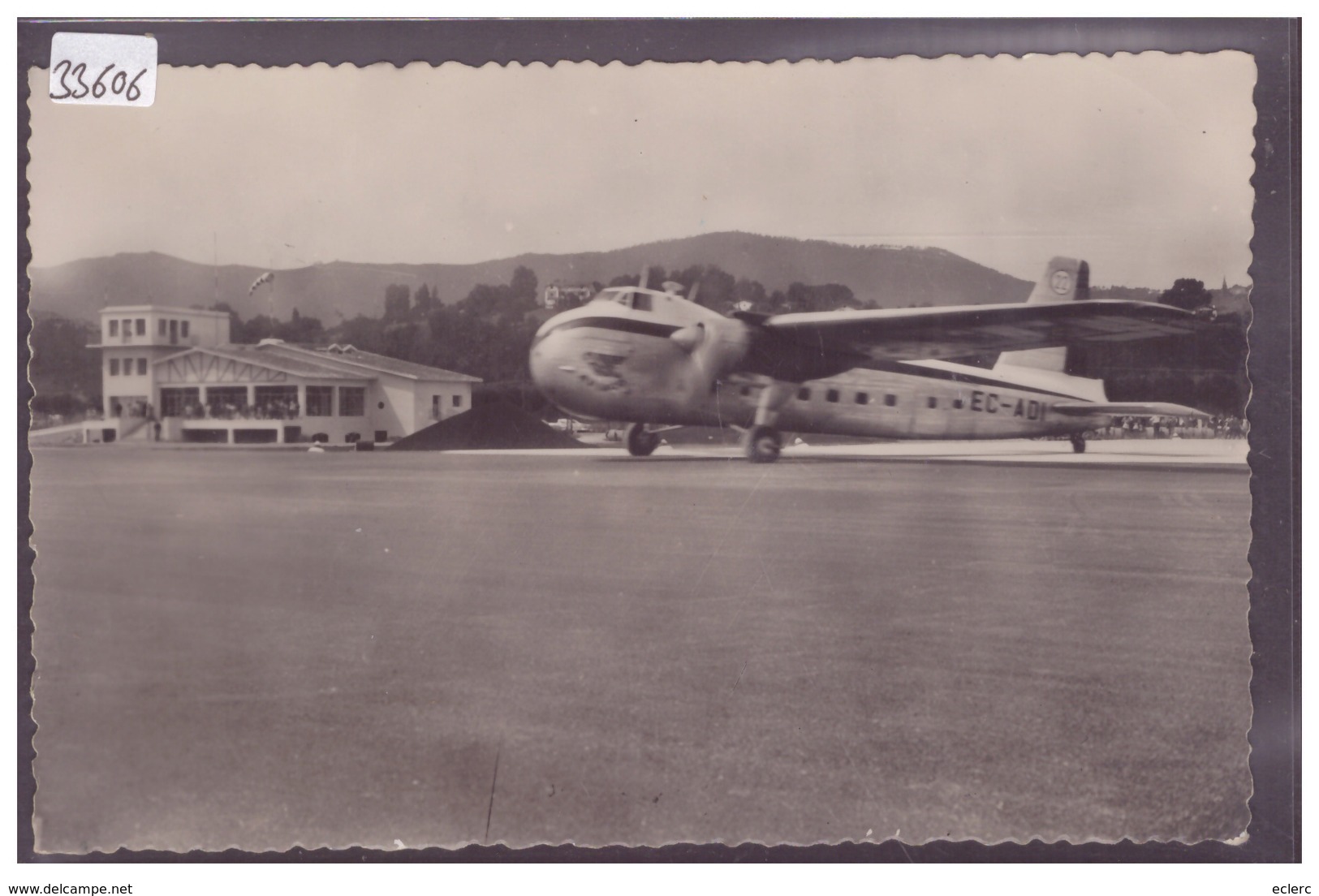 AVION SUR L'AEROPORT DE FUENTERRABIA - TB - Aerodromes