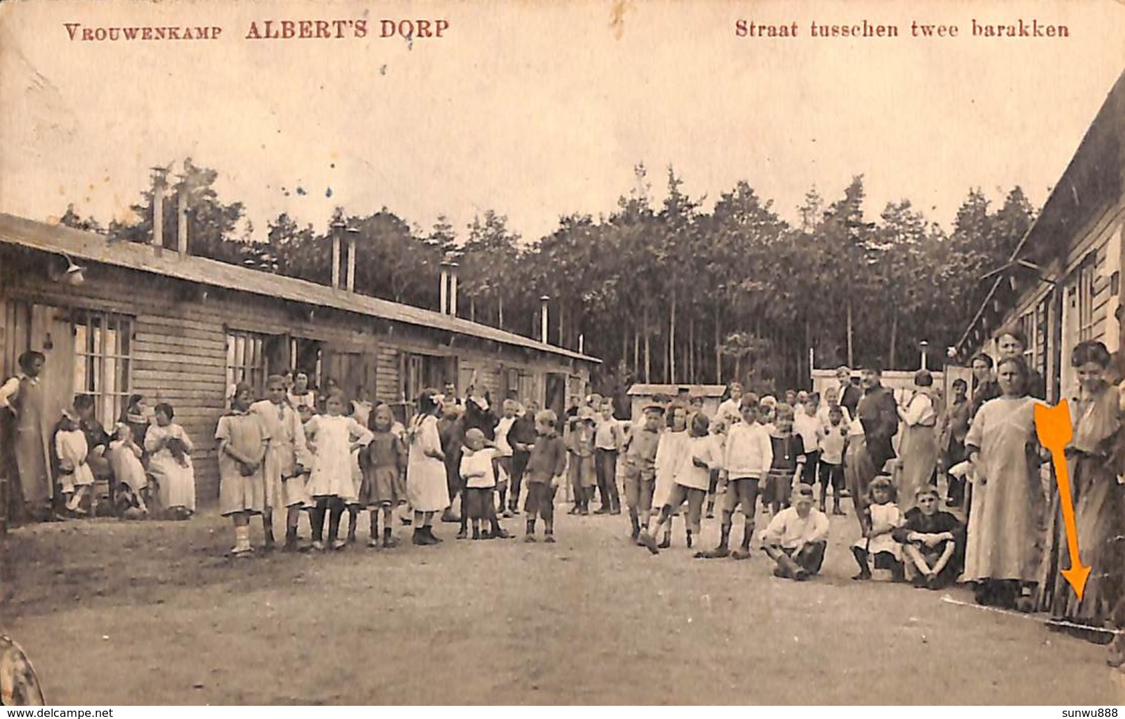 Vrouwenkamp Albert's Dorp - Straat Tussschen Twee Barakken (top Animatie En Kinderen... 1918 Kleine Snede) - Zeist
