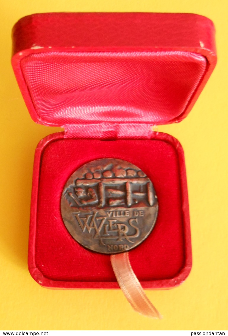 Médaille En Métal Blanc - Waziers Dans Le Nord - Professionnels / De Société