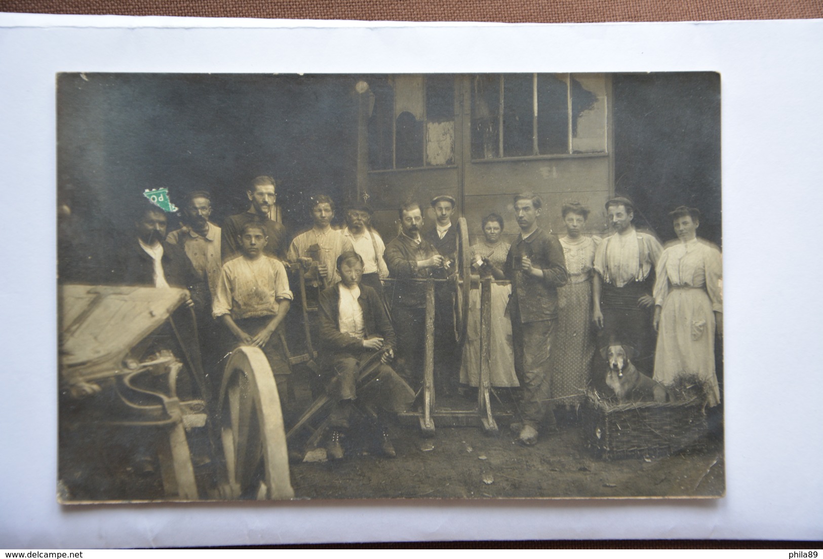 Carte-photo-groupe D'ouvriers Devant Leur Local-postee De "Grygny En Valois ????-forte Reserve"voir Scan De L'ecriture - A Identifier