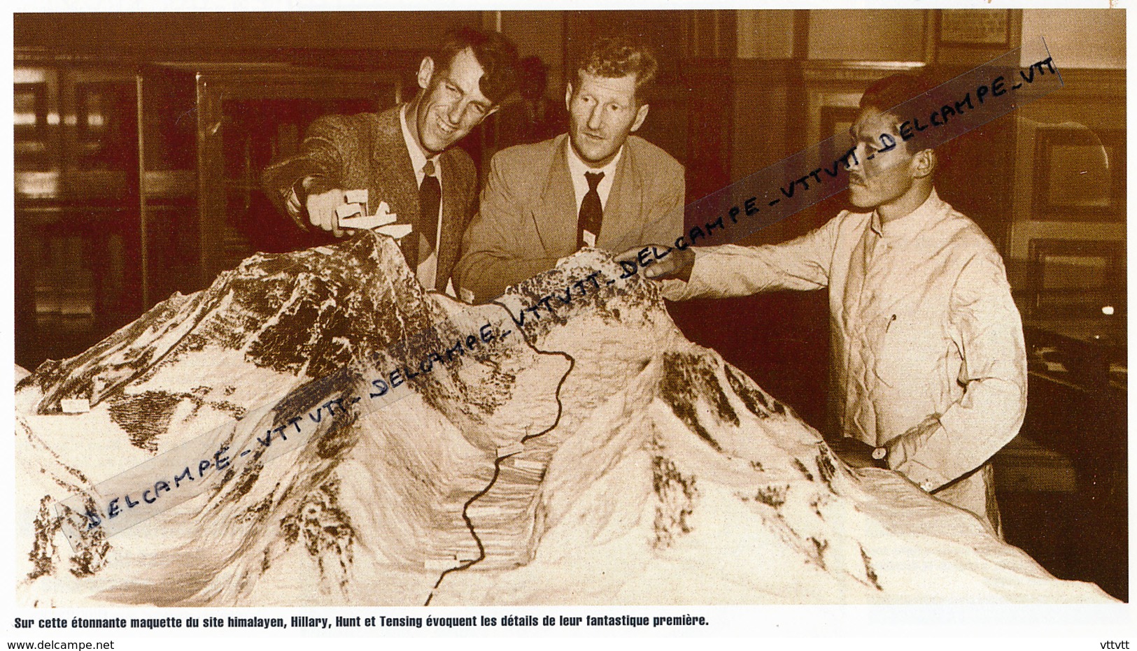 ALPINISME : PHOTO (1953), CONQUETE DE L'EVEREST,  HILLARY, HUNT ET TENSING DEVANT LA MAQUETTE DU SITE DE L'HIMALYA... - Collections