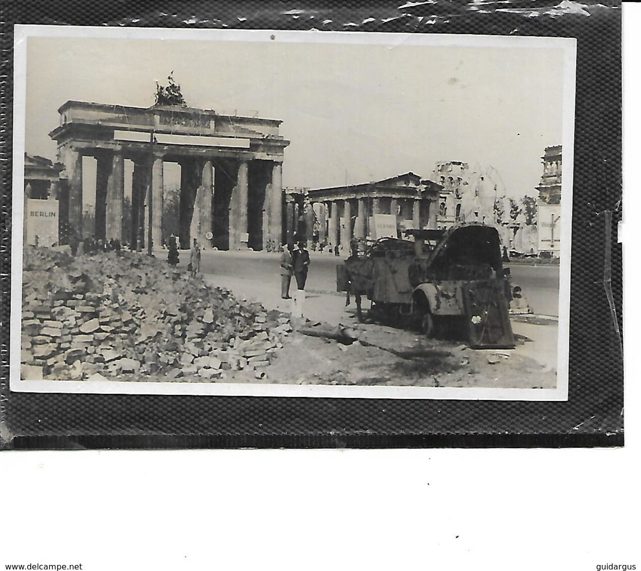 -Allemagne-BERLIN-Porte De BRANDEBOURG-Guerre 1940-Photo D'un ENGIN Militaire Detruit Par Un Obus Devant Le Monument - Autres & Non Classés