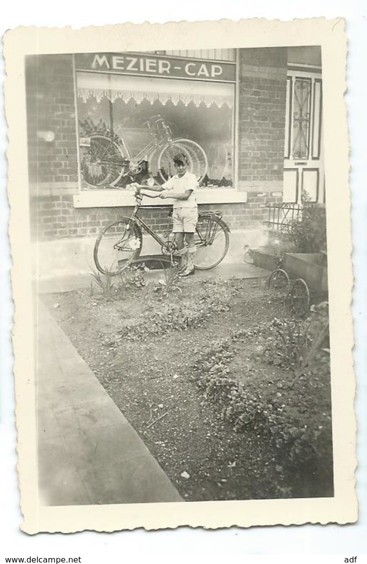 ANCIENNE PHOTO ANIMEE NEUFCHATEAU ? OU ENVIRONS ? ENFANT DEVANT MAGASIN, BOUTQUE DE VELOS, VELO, MEZIER CAP, BELGIQUE - Neufchâteau